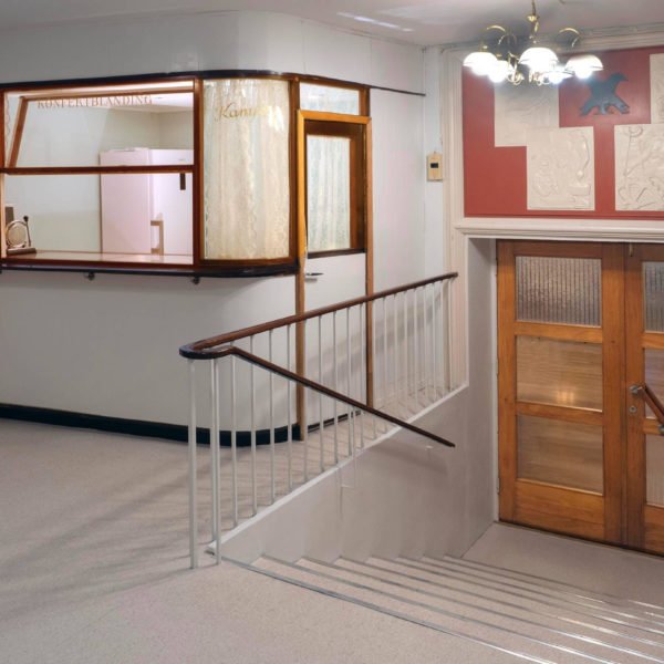 Foajé 1. etasje med trapp ned til storsalen Foajé 1. etasje med trapp ned til storsalen