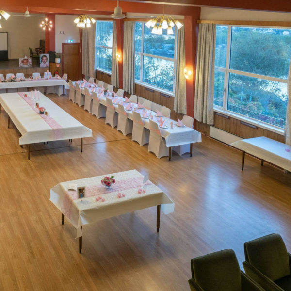 Storsalen med scenen Storsalen med scenen i bakgrunnen