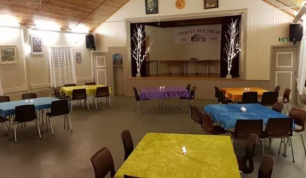 Bordene er organisert til et  møtetreff i huset.